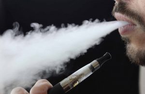 Moda țigărilor electronice face ravagii – Consecințe mai devastatoare decât ale COVID-19