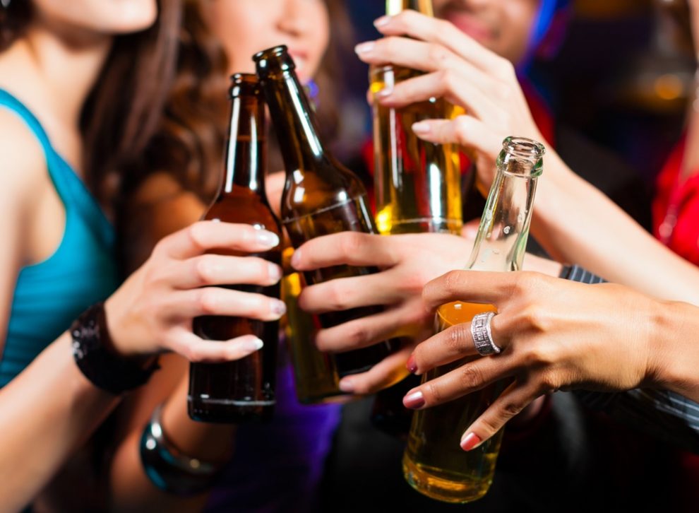 Ce sunt băuturile alcoolice contrafăcute și de ce sunt așa de periculoase?
