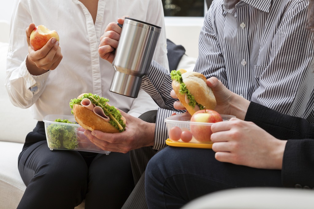 Ce ne recomandă un expert în nutriţie să mâncăm la prânz
