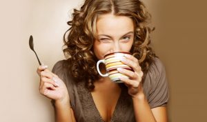 Gesturi pe care trebuie să le eviți după ce mănânci: De ce nu e bine să bei cafea, să mănânci fructe sau să te speli pe dinti