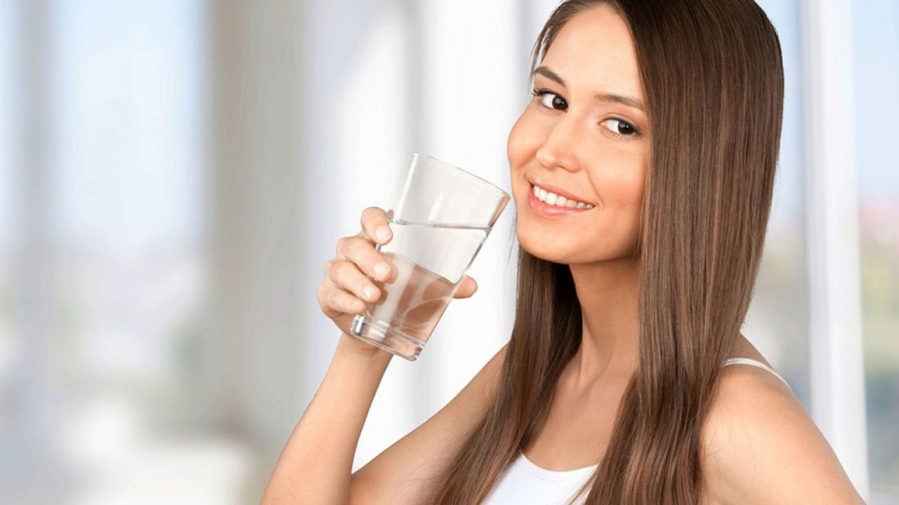 Ştii CUM trebuie să bei apă pentru a SLĂBI ?