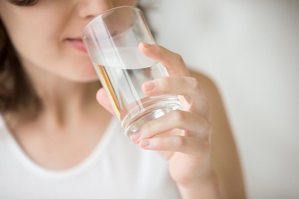 Cercetătorii răspund: Sigur ai nevoie să bei 2 litri de apă pe zi?