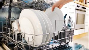 Greșelile pe care le faci când folosești mașina de spălat vase. Obiceiurile care lasă farfuriile murdare și pot scurta viața aparatului