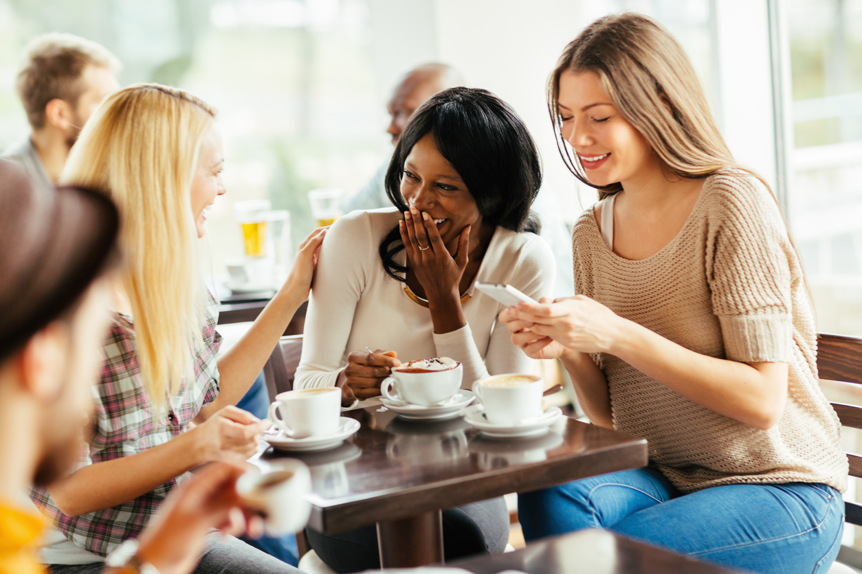 кафе с посетителями. Eat in a restaurant. радостные люди в кафе. картинки психолог релакс в кафе подружки. She s at the cafe.