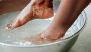 Baia de picioare cu rozmarin: Cel mai simplu remediu pentru picioare obosite
