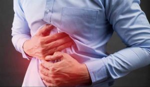 Boala care dă dureri și arsuri în piept, tuse persistentă: Semnele esofagitei trebuie să te trimită la medic