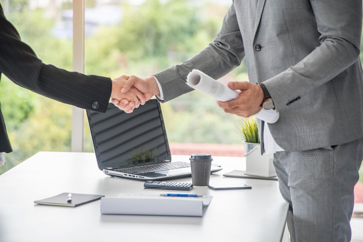 Deal c. Совершение сделки. Deal c. Рукопожатие сделка. Предприниматель и государство.