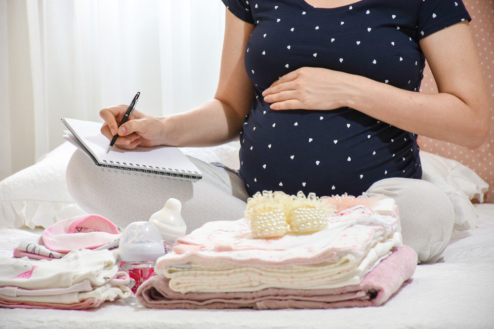 10 lucruri esențiale pe care să le incluzi în bagajul pentru maternitate