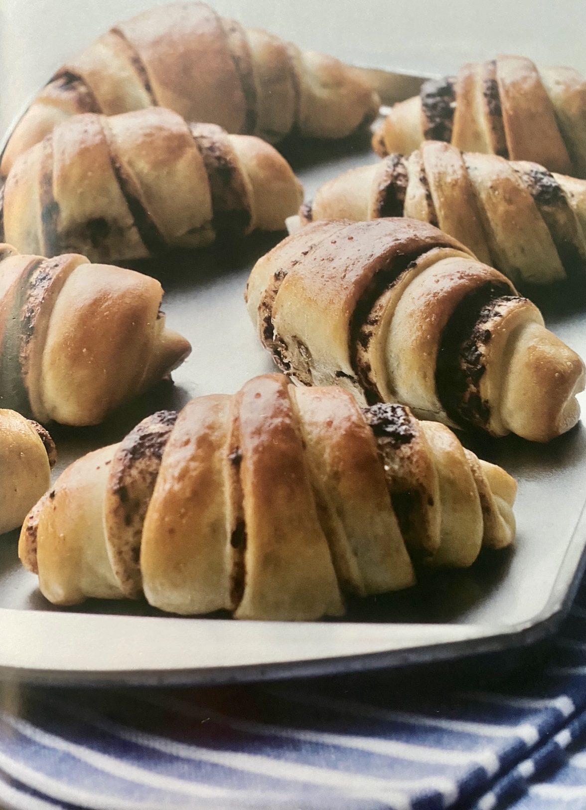 Cornuri pufoase cu ciocolată, delicioase pentru toată familia - Exquis