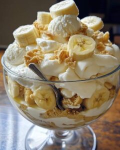 Desert la pahar cu banane, cremă fină și biscuiți