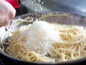 Brânza rasă la pungă nu conține doar brânză. Ce ingrediente pot apărea pe etichetă