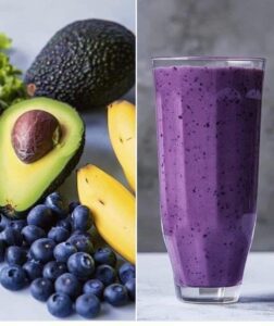 Smoothie cremos cu afine, banană și avocado